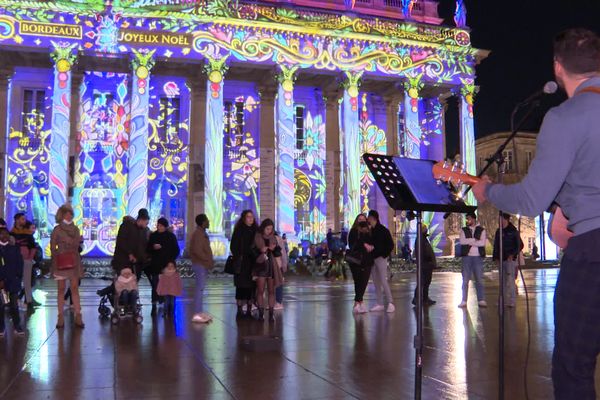 Concert improvisé lors du réveillon de Noël devant le Grand théâtre illuminé de Bordeaux. (24/12/21)