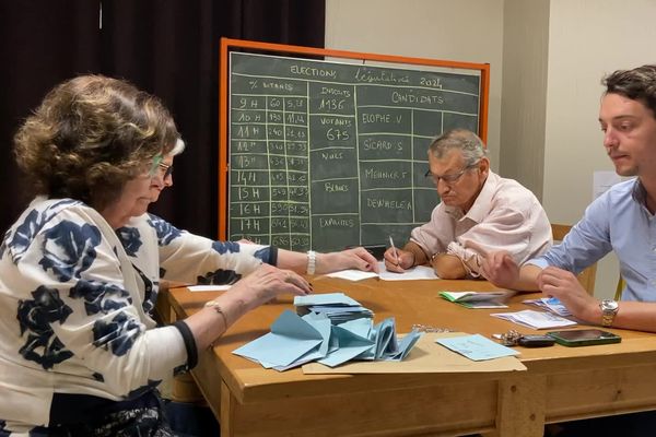 Images de dépouillement à l'issue du 1er tour des élections législatives