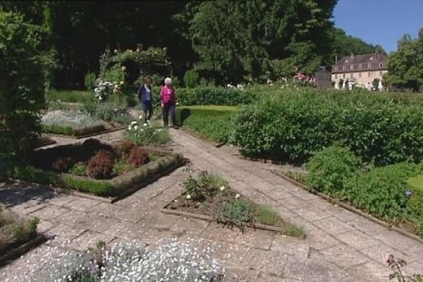 Vu d'ici dans les jardins du château d'Arlay (39)