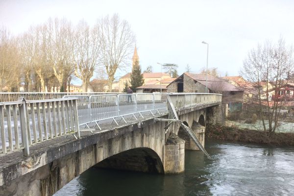 La voiture est tombée du pont à Pointis-Inard