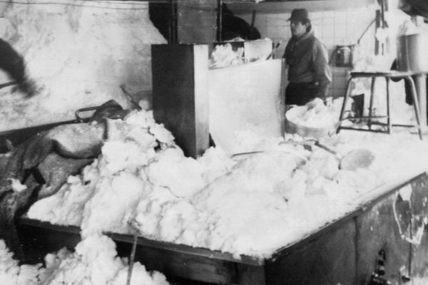 Des sauveteurs déblayent la cuisine du bâtiment de l'UCPA envahie par la neige suite à l'avalanche du 10 février 1970.