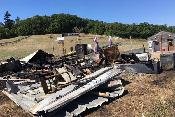 L'incendie a détruit deux bâtiments importants du parc d'attractions