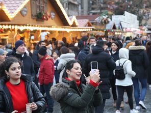 En 2023, le marché de Noël de Strasbourg a attiré 3,3 millions de visiteurs, un record.