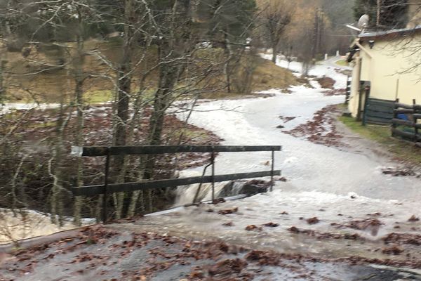 La D52 est l'unique route d'accès au village d'Allons