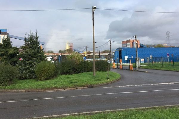 De l'acide sulfurique est l'origine d'une pollution de la Fensch au niveau de la cokerie de l'usine ArcelorMittal de Florange, mercredi 30 octobre 2019.