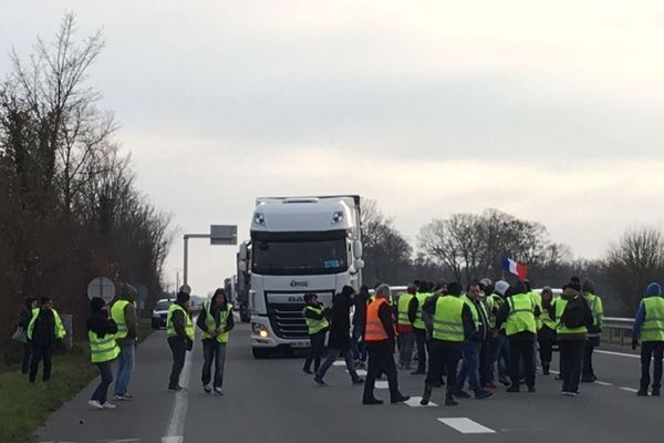 Les Gilets jaunes ont occupé la RN10 pendant une dizaine de minutes à Maine-de-Boixe en Charente.