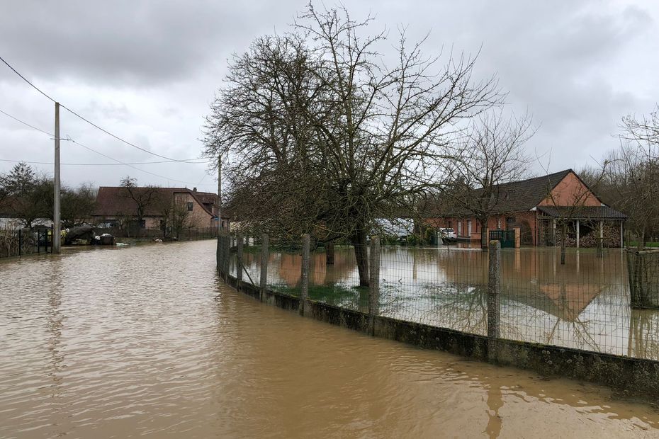 Inondations Dans Le Pas-de-Calais : Premières Maisons Inondées, Cours D ...