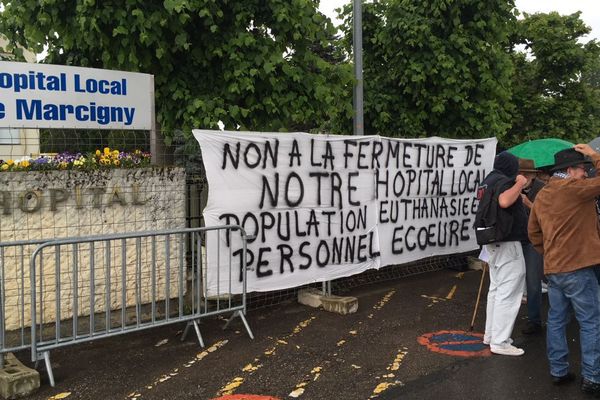 Une centaine de personnes ont participé samedi 26 mai 2018 à une réunion d’information sur la fermeture du service des soins de suite et de réadaptation de l’hôpital de Marcigny, en Saône-et-Loire