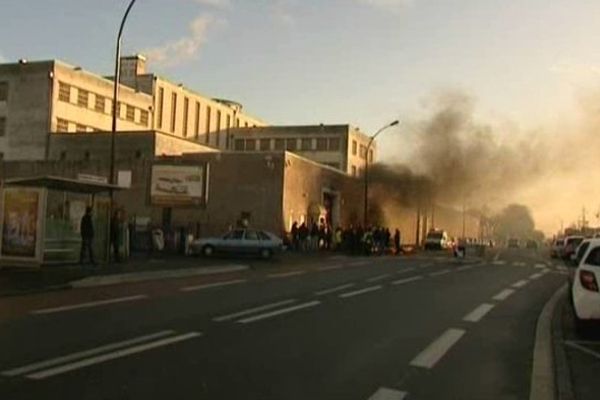 Les surveillants ont déjà manifesté dimanche leur soutien à l'un des leurs collègues