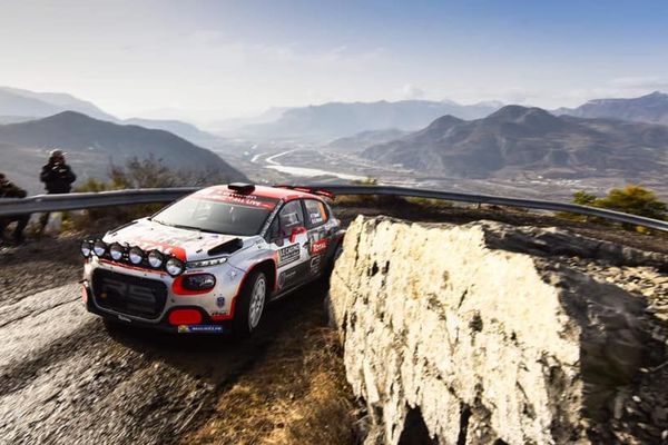 La citroën de Yohan Rossel et Benoît Fulcrand dans une spéciale du Monte-Carlo