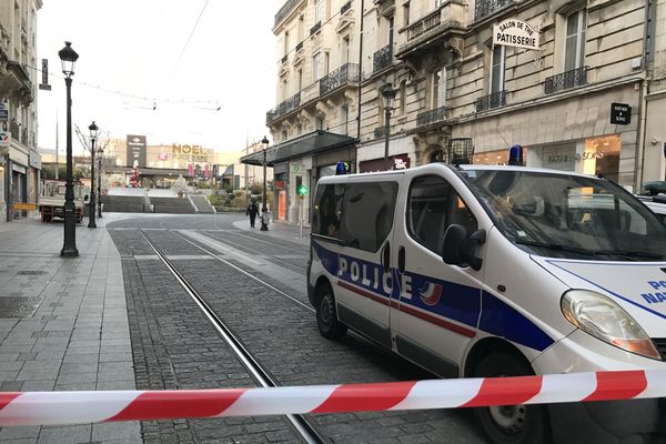 Les rues attenantes à la place Albert Ier sont coupées à la circulation jusqu'à ce que l'alerte soit levée.