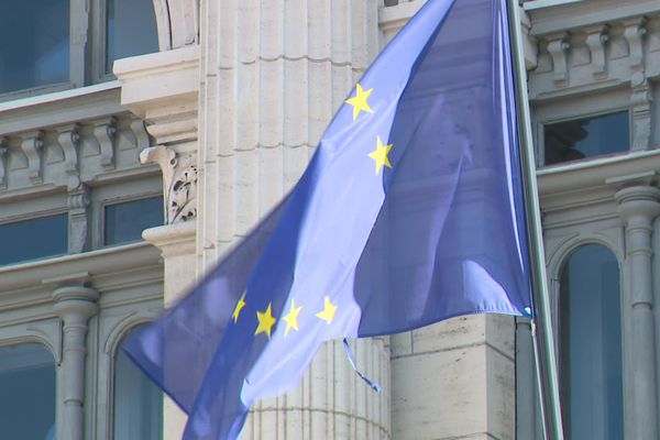 Le drapeau européen devant la façade d'une école d'enseignement supérieur de Lille.