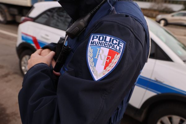 Un policier municipal a été percuté par un adolescent à moto-cross lundi 15 avril à Schiltigheim.