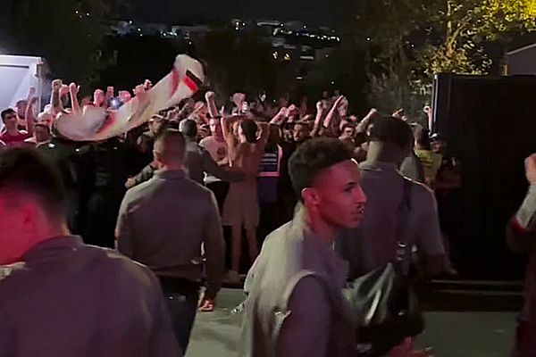 Des centaines de supporters ont accueilli les joueurs de l'OGC Nice au centre d'entrainement après la victoire contre Paris.