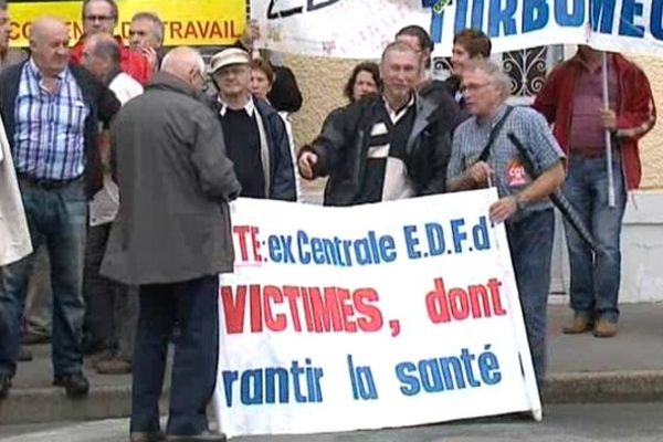 11 anciens salariés de la centrale thermique EDF d'Artix rassemblés ce matin devant le tribunal des Prud'hommes de Pau.