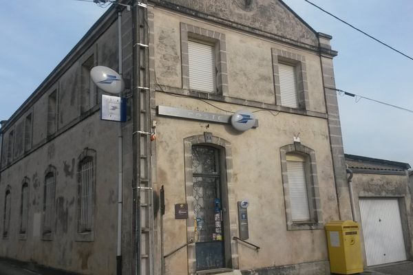 Le bureau de poste d'Hiersac. 