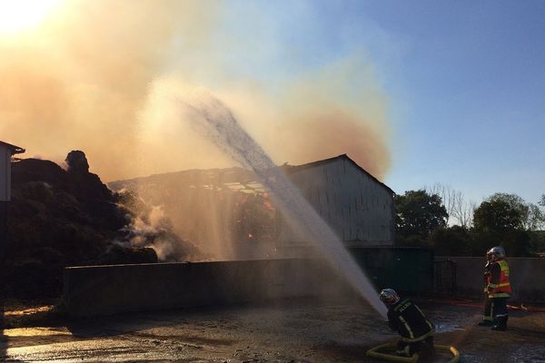 Un incendie s'est déclaré jeudi vers 13 heures dans un bâtiment agricole de la commune de Chambérat, dans l'Allier, avant de se propager à un deuxième bâtiment.