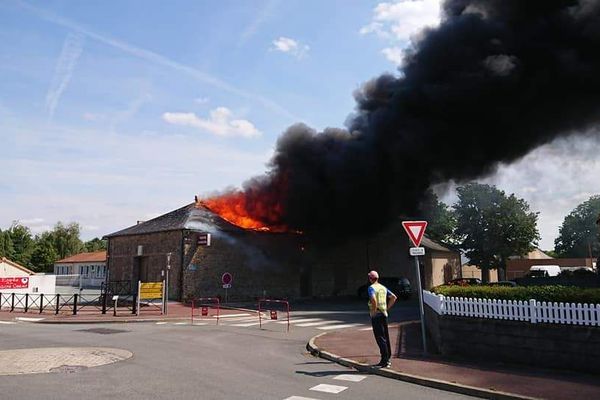 Le théâtre de la Genétouze en feu. 