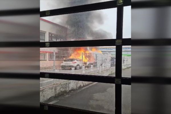 Images amateurs filmées lors de l'impressionnant braquage de Rillieux-la-Pape le 30 avril 2024