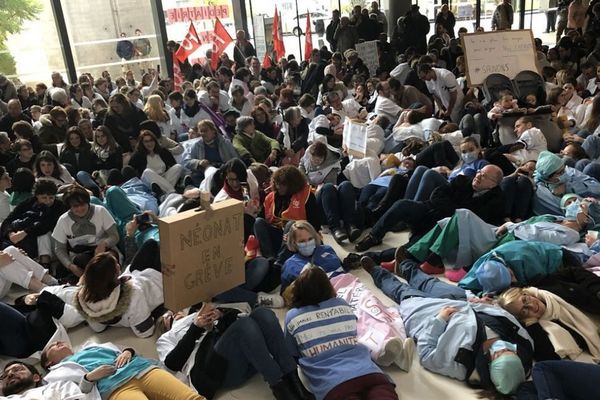 Au CHU de Clermont-Ferrand, une nouvelle journée d'action est prévue le 13 février prochain par les différents services hospitaliers en grève. Ils manifestaient le 14 novembre dernier à l'hôpital d'Estaing. (Photo d'archive)