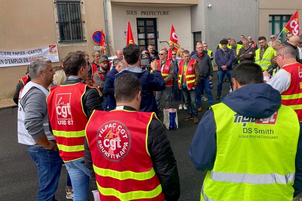 Manifestation des salariés de la papeterie devant la sous-préfecture de Rochechouart