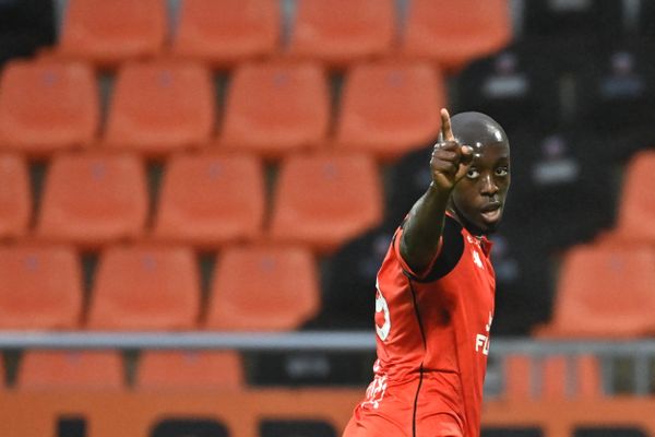 Yoane Wissa joueur du FC Lorient a été hospitalisé, suite à des brûlures aux yeux. Il explique avoir été agressé chez lui, ce jeudi.