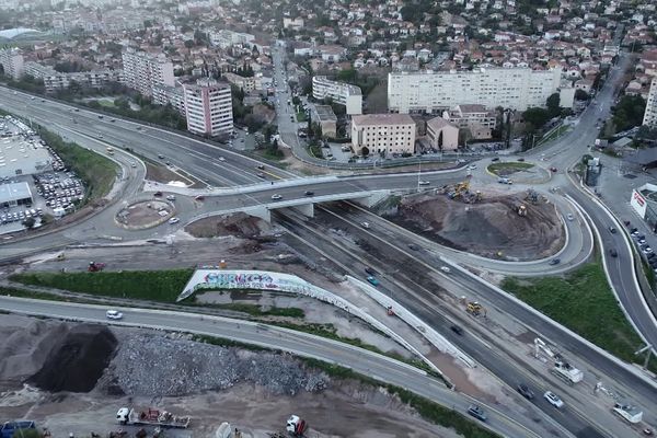 Opération d’envergure, dans la nuit du 9 au 10 mars 24, face à de gigantesques machines, le pont de l’échangeur de la Valette sur l’A57 dans le Var a rendu son dernier souffle.