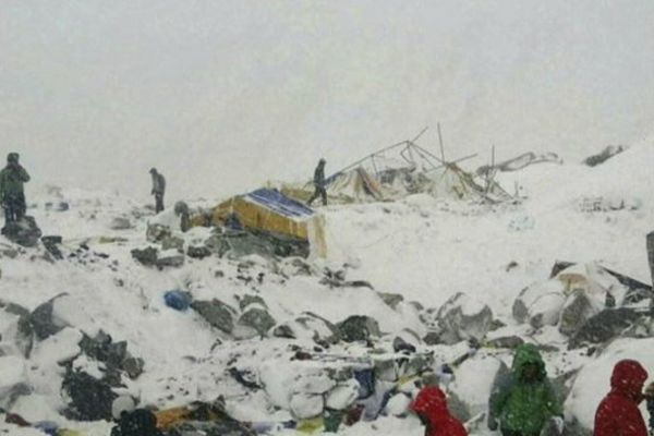 L'Éverest au Népal, samedi 25 avril 2015, après une avalanche provoquée par le tremblement de terre.