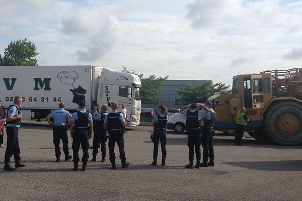 Une dizaine de gendarmes est déployée sur le site de Val Tolosa pour éviter que la situation ne dégénère entre les opposants au projet et les entrepreneurs chargés des travaux.
