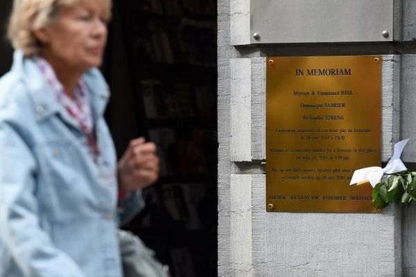 Une plaque rend hommage aux quatre victimes de la tuerie, à l'entrée du Musée juif de Bruxelles.