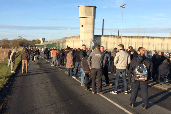 La mobilisation des gardiens de prison, mardi 23 janvier, à la prison de Moulins.