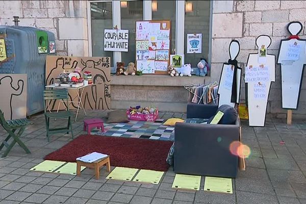 En 2018, "Solmiré" avait appelé à un rassemblement devant le tribunal de Besançon à l'occasion d'un délibéré concernant l'expulsion du local occupé par l'association.