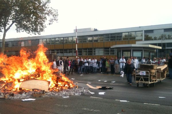 Les Technicolor devant le site d'Angers après l'annonce de la liquidation