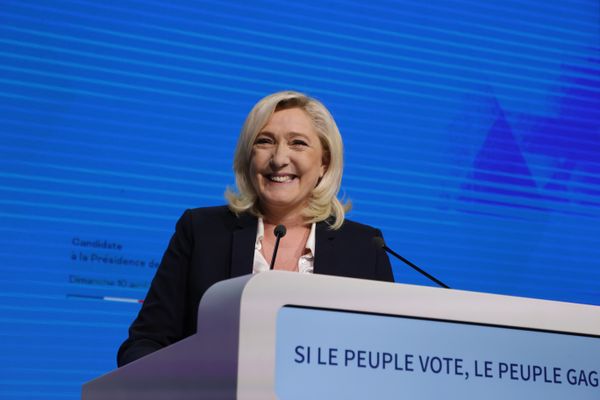 Marine Le Pen tout sourire, à la tribune, après la proclamation des résultats du premier tour de la Présidentielle.