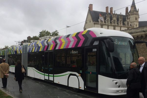 Cinq e-Busway exposés au miroir d'eau ce jeudi 26 septembre 2019