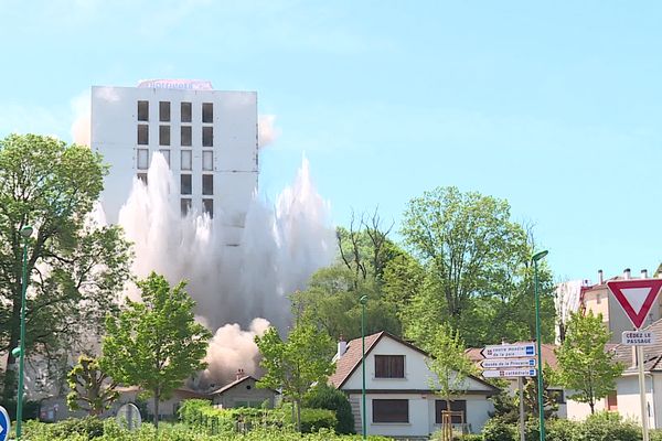 Des centaines de personnes ont assisté à la destruction de la Tour Cilof.