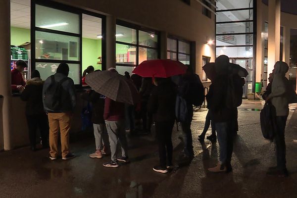 Près de 80 étudiants précaires font la queue devant les locaux d'Épi'Campus, une association d'aide alimentaire basée sur le campus de Dijon (Côte-d'Or).