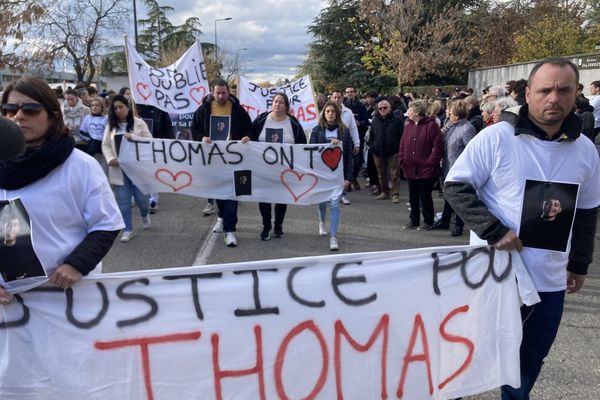 Marche blanche pour Thomas : les proches de l'adolescent qui a succombé à un coup de couteau fatal dans la nuit du 18 au 19 novembre, à Crépol.