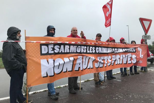 Action des militants d'Attac contre les jets privés à l'aérodrome des Ajoncs à La Roche-sur-Yon, le  14 octobre 2022