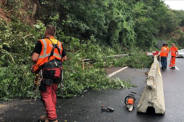 Entre Vic-le-Comte et Issoire, dans le Puy-de-Dôme, sur l'autoroute A75, un bouchon s'est crée en raison d'un éboulement qui bloque une voie ce dimanche 2 août.