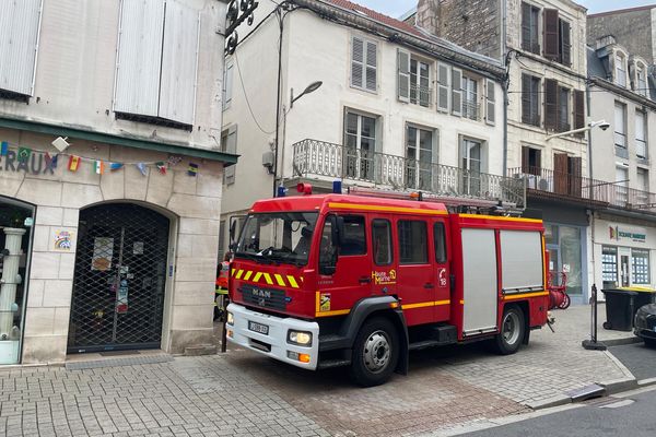 Camion de pompiers dans le centre-ville de Chaumont au cours d'une intervention causée par une fuite de gaz le vendredi 12 juillet 2024.