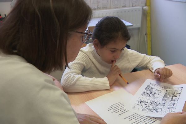 Au CHU de Saint-Etienne, des cours sont dispensés aux écoliers hospitalisés.