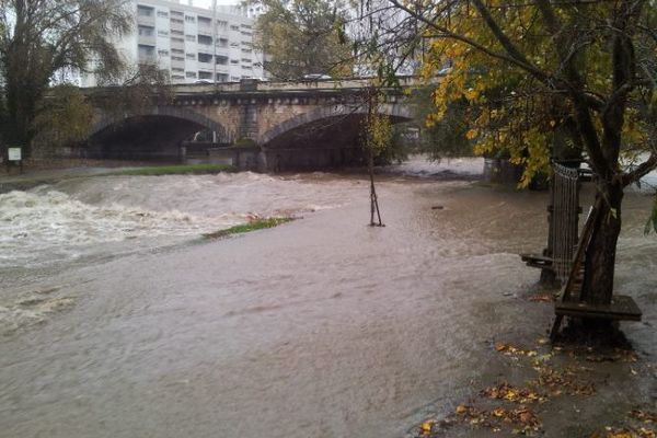 A Tarbes, l'Adour est sortie de son lit