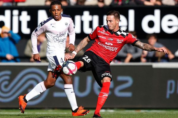 Le défenseur bordelais Jules Kounde opposé à Nolan Roux durant la rencontre entre Guingamp et Bordeaux au Roudourou, le 23/09/2018
