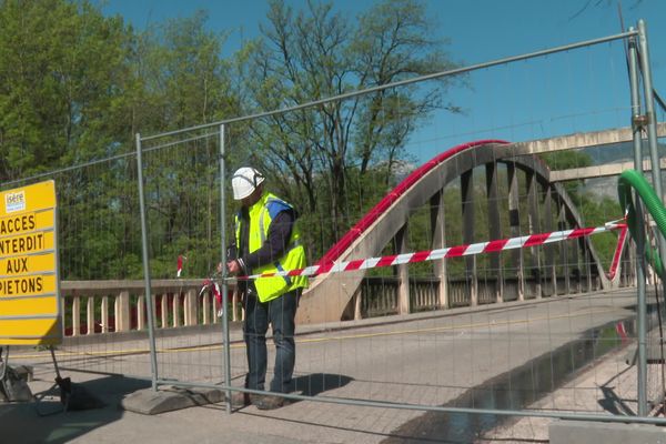 Le pont de Brignoud, axe majeur de la vallée du Grésivaudan, a été endommagé par un incendie volontaire dans la nuit du 5 au 6 avril.