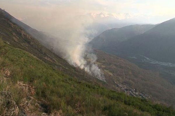 Sur la commune de Vaychis (09), le feu a pris il y a déjà plusieurs jours.