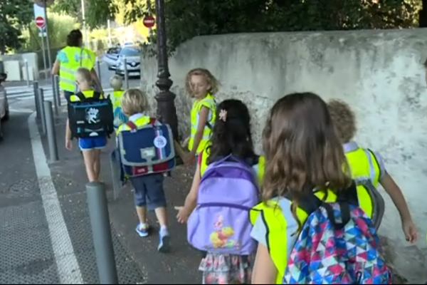 Encadrés par des parents, les élèves empruntent un itinéraire sécurisé et balisé et se rendent à l’école à pied.