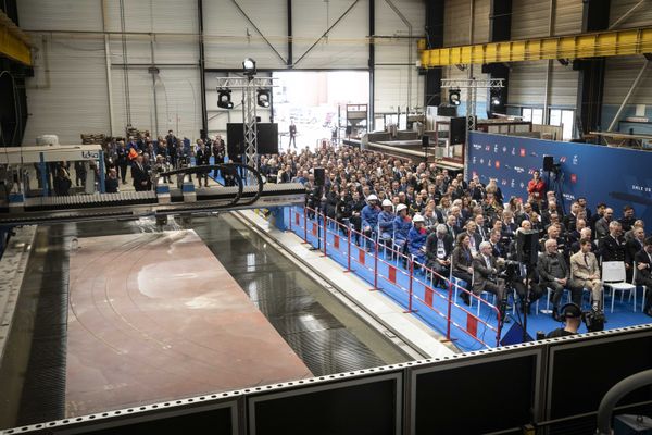 Quelques 200 personnes ont assisté à la cérémonie de découpe de la première tôle du premier sous-marin SNLA 3G à Cherbourg, notamment le délégué général pour l’armement, Emmanuel Chiva, l’amiral Nicolas Vaujour, chef d’état-major de la Marine, le général de corps d’armée Vincent Pons, sous-chef d’état-major « Plans » de l’état-major des armées, Pierre Eric Pommellet, PDG de Naval Group et Loïc Rocard, PDG de TechnicAtome.