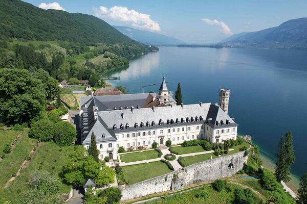 L'abbaye d'Hautecombe accueille chaque année 80 000 visiteurs, ce qui fait du site, le monument le plus visité de la Savoie.