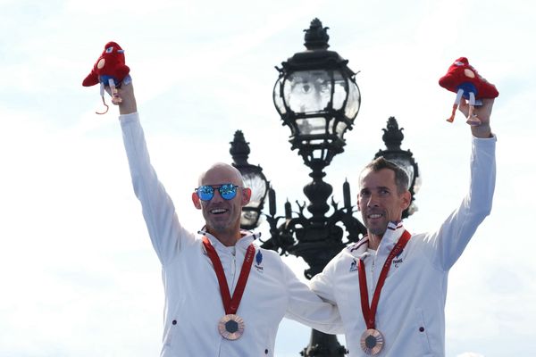 Antoine Perel (à gauche) et son guide, Yohan Le Berre ont décroché la médaille de bronze à l'épreuve de triathlon aux Jeux Paralympiques, le 2 septembre 2024, à Paris.